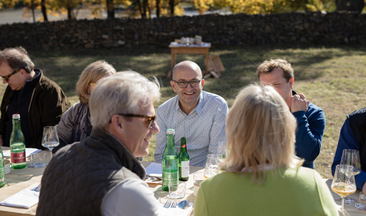 Einige Bio-Bauern an einem Tisch.