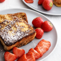French Toast mit Bio-Erdbeeren auf einem Teller.