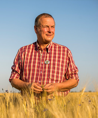 Bio-Bauer am Getreidefeld - Ja! Natürlich