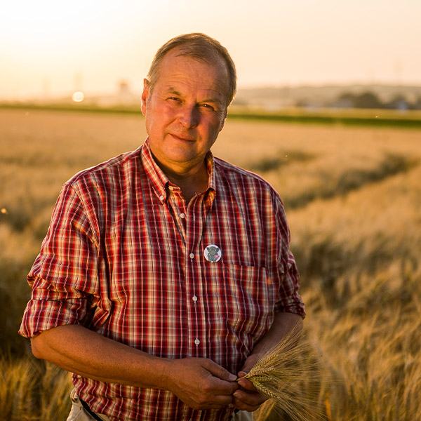 Bio-Bauer am Getreidefeld - Ja! Natürlich