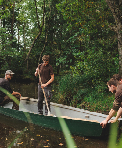 Karpfenfutter am Boot - Andreas Fischer-Ankern - Ja! Natürlich