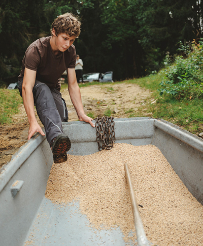 Karpfenfutter am Boot - Andreas Fischer-Ankern - Ja! Natürlich