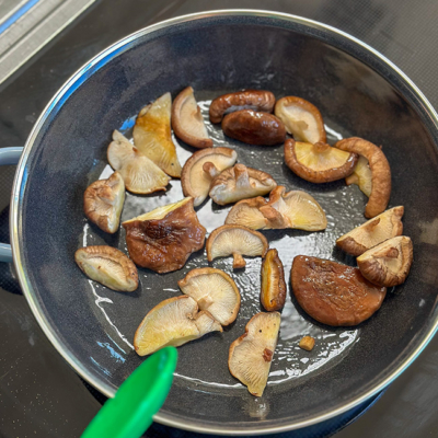 Balsamico Shiitake Pilze mit Steckrüben Erdäpfel Püree & Kürbis Miso Tomaten Jus von Ja! Natürlich