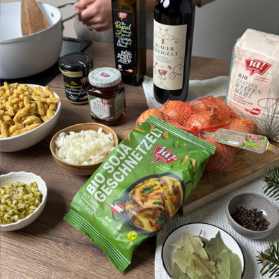 Veganes Gulasch mit Bio-Soja Geschnetzelt von Ja! Natürlich