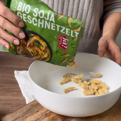 Veganes Gulasch mit Bio-Soja Geschnetzelt von Ja! Natürlich