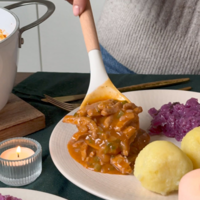 Veganes Gulasch mit Bio-Soja Geschnetzelt von Ja! Natürlich