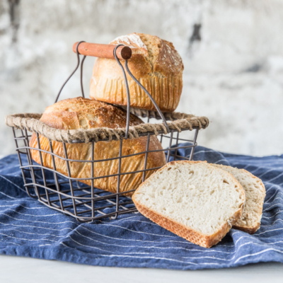 Ein Korb Bio-Brot.