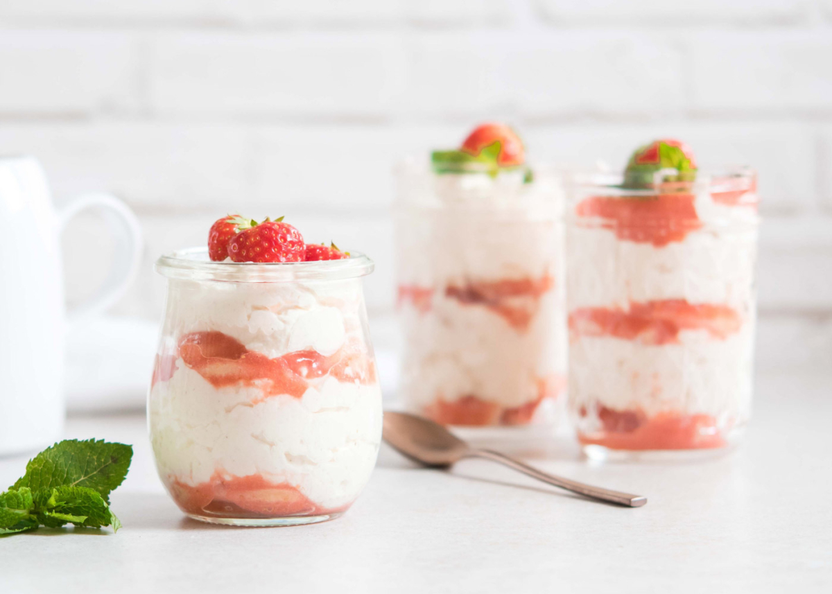 3 Bio-Erdbeer-Tiramisus im Glas.