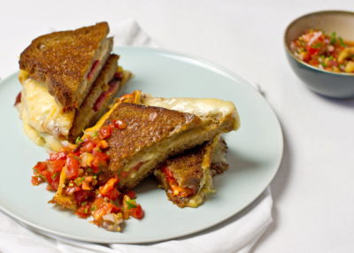 Gegrilltes Cheese-Sandwich mit Bio-Salsa auf einem Teller.