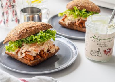 Gefüllte Weckerl, daneben ein Glas Ja! Natürlich Bio-Mayonnaise.