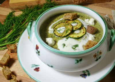 Bio Spinat-Zucchini-Cremesuppe in einem Suppenteller.