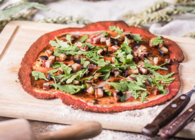 Eine Pizza mit Bio-Rucola.
