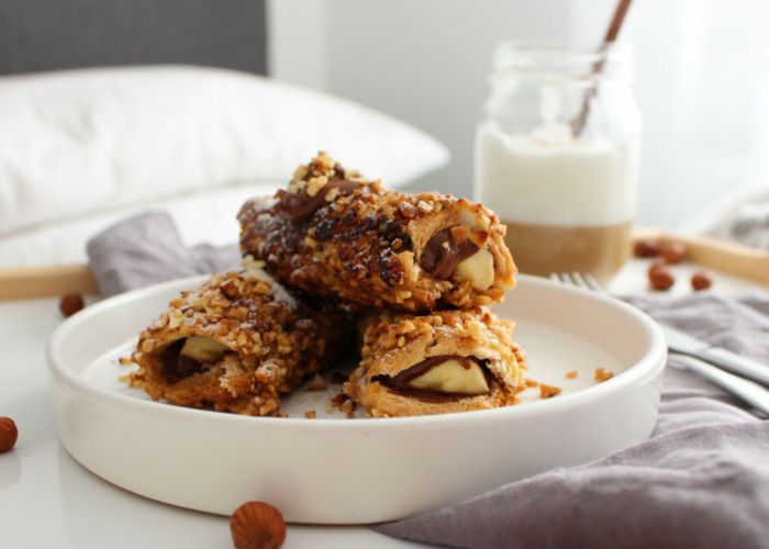 Frühstückstablett mit Kaffee und gebackenem Bio-French-Toast auf einem Teller.