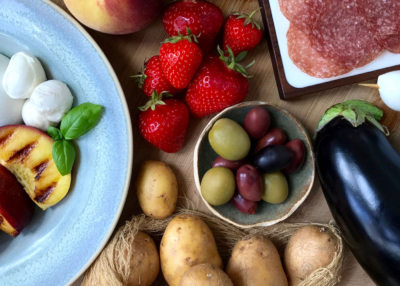 Ein Tisch mit verschiedenen Bio-Lebensmitteln.