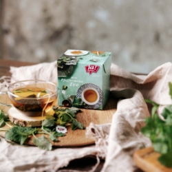 Eine Tasse und eine Packung Ja! Natürlich Bio-Kräutertee.