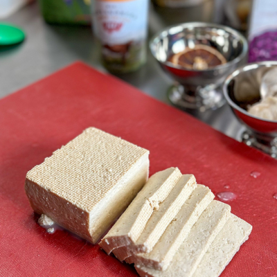 Bio-Tofu Obers Creme mit Erdäpfelknödel und Rotkraut von Ja! Natürlich