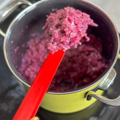 Bio-Tofu Obers Creme mit Erdäpfelknödel und Rotkraut von Ja! Natürlich
