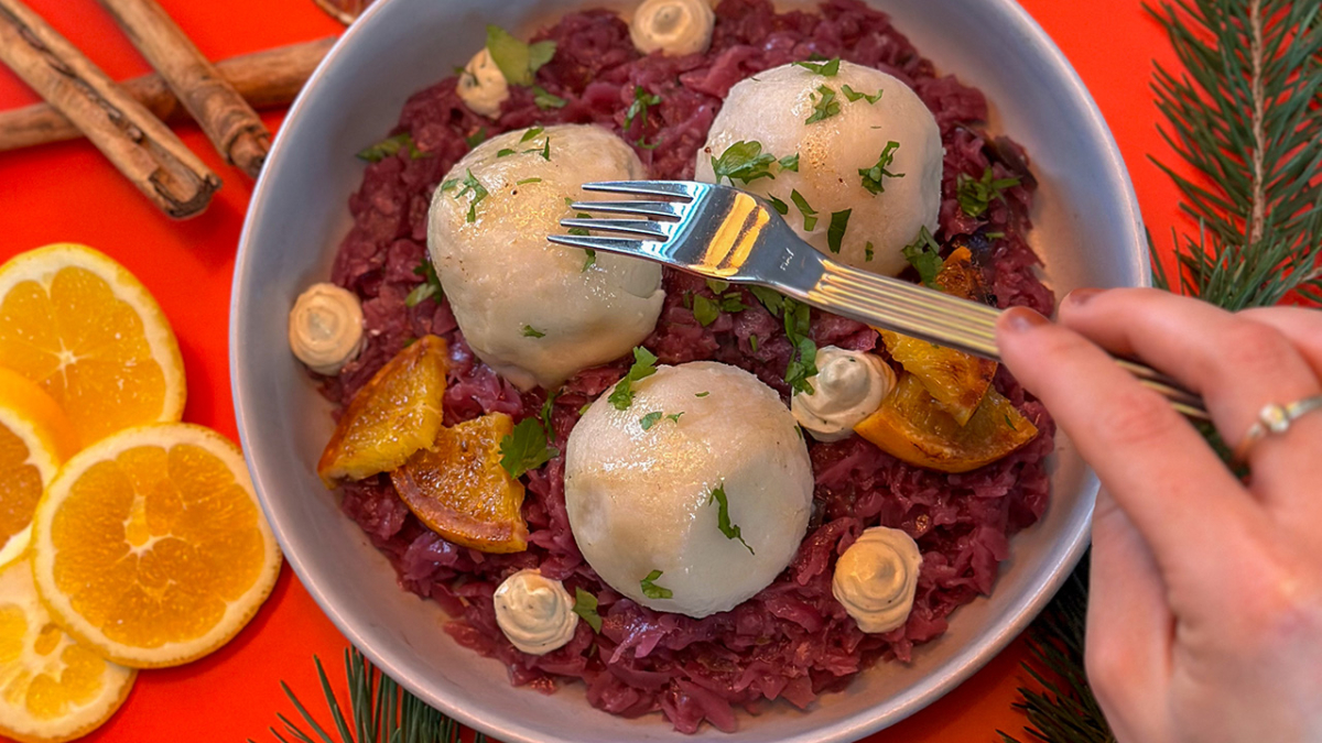 Rotkraut mit Kartoffelknödeln und Tofu-Obers-Creme | Rezept – Ja! Natürlich