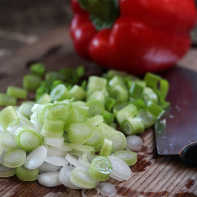 Geschnittene Bio-Frühlingszwiebel.