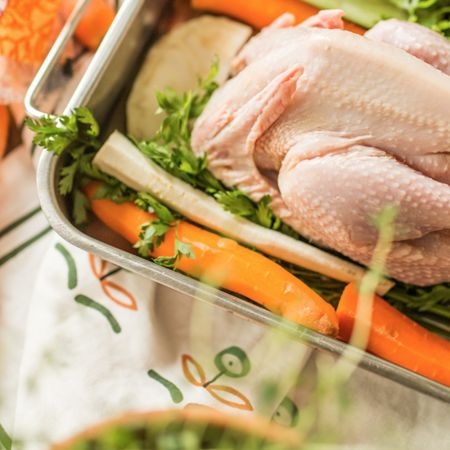 Ein Gockel mit Bio-Gemüse in einem Blech.