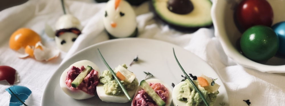 Gefüllte Bio-Regenbogen-Eier in zwei Varianten.