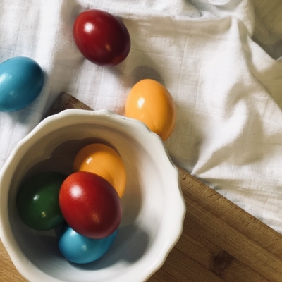 Bunte Bio-Ostereier auf einem Tisch und in der Schale.