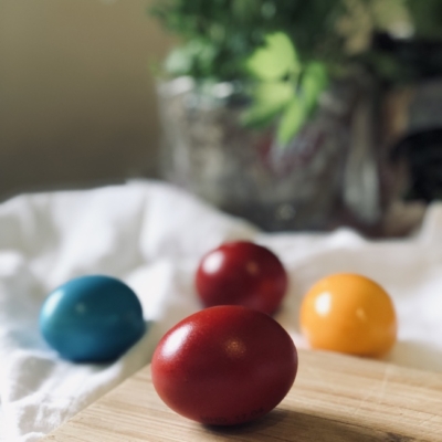 Bunte Bio-Ostereier auf einem Tisch.