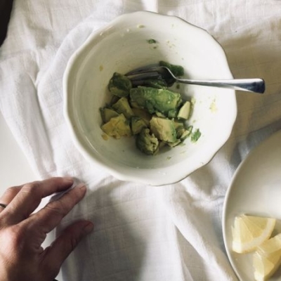 Eine Schüssel mit gewürfelter Bio-Avocado.