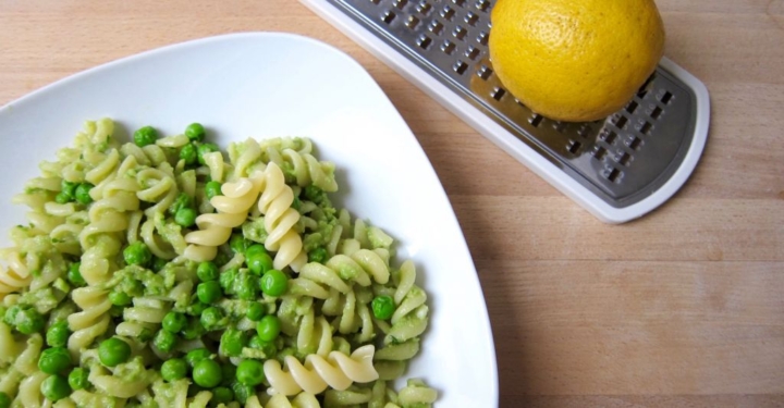 Cremige Avocado-Zitronen Pasta mit Erbsen