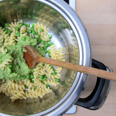 Bio-Avocado-Zitronen-Pasta in einem Topf.