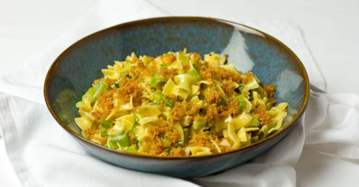 Cremige Selleriefleckerl mit Dinkel-Butterbröseln