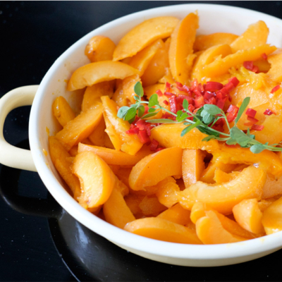 Eine Schüssel mit geschnittenen Bio-Marillen.