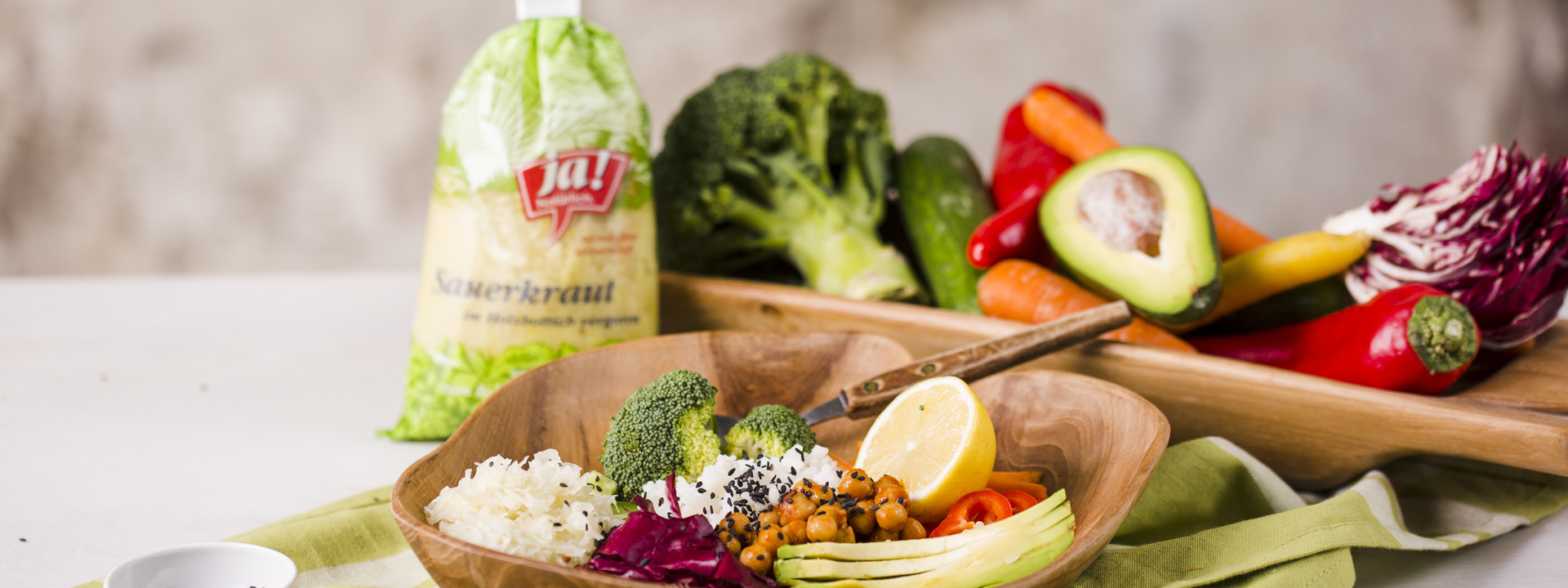 Ein Gericht mit Ja! Natürlich Bio-Sauerkraut in einer Holzschüssel angerichtet.