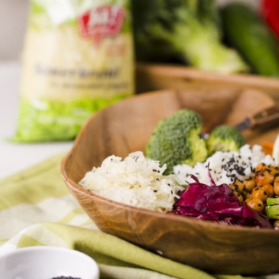 Ein Gericht mit Ja! Natürlich Bio-Sauerkraut in einer Holzschüssel angerichtet.