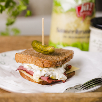 Sandwich aus Toast, Käse, Schinken und Ja! Natürlich Bio-Sauerkraut.