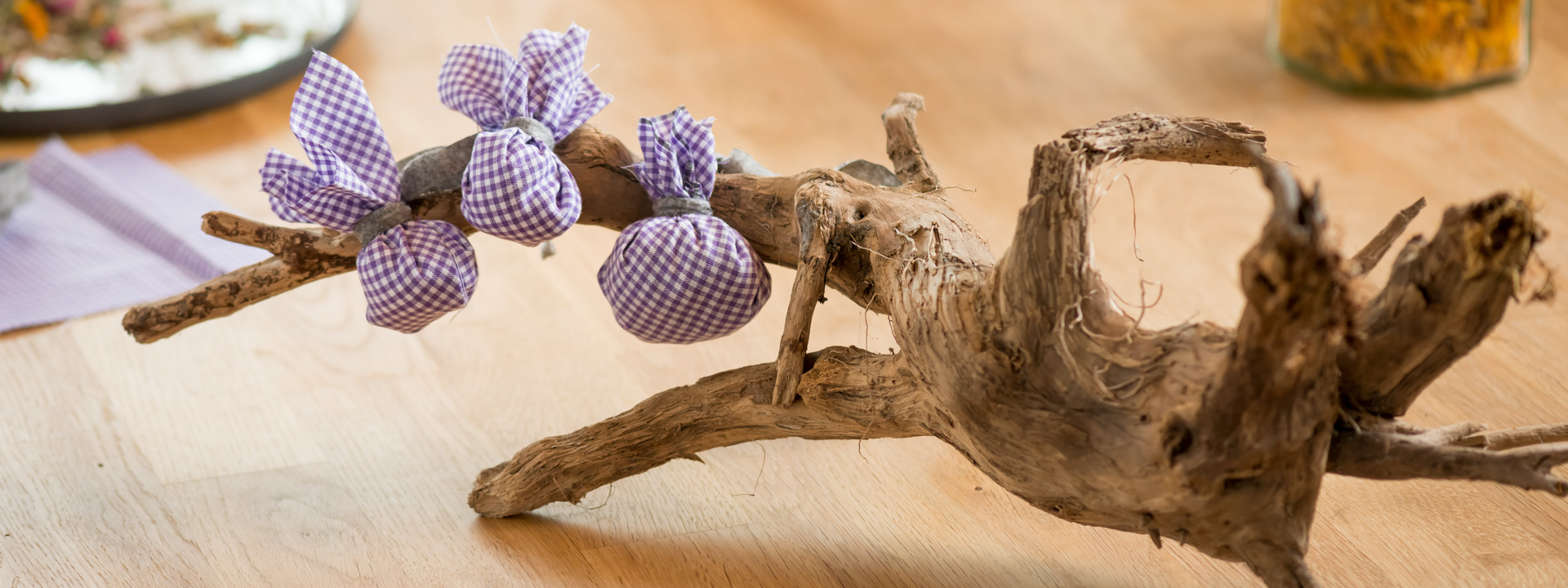 Wurzelstock mit festgebundenen Säckchen mit Räuchermischungen.