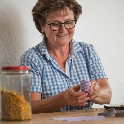 Andrea Rieder formt Säckchen aus den Stoffstücken mit Räuchermischungen.