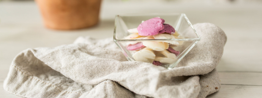 Bio-Frozen-Joghurt-Drops in einer Schale.