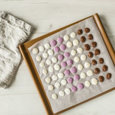 Bio Frozen-Joghurt-Drops auf einem Backpapier.