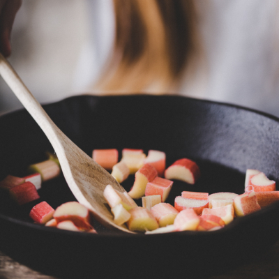 Jemand brät Bio-Rhabarber.