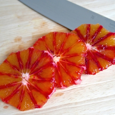 Aufgeschnittene Bio-Blutorange.