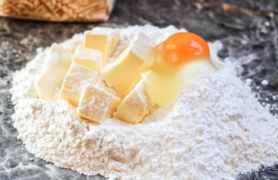 Bio-Butter und Eier auf Mehl.