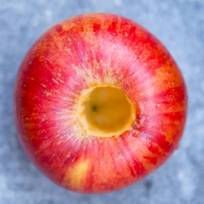 Ein Bio-Apfel mit entferntem Kerngehäuse.