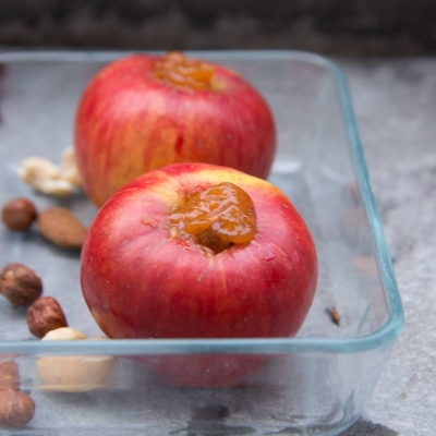 Zwei Bio-Äpfel mit Marillenmarmelade befüllt, in einer Glasschale.
