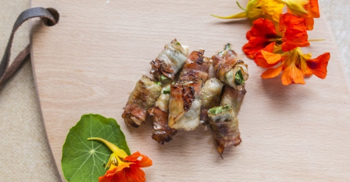 Breitwegerich-Röllchen mit Speck