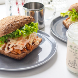 Bio-Pulledpork Sandwich auf einem Teller.