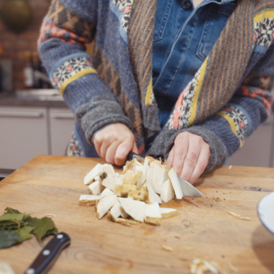 Jemand schneidet Bio-Gemüse klein.