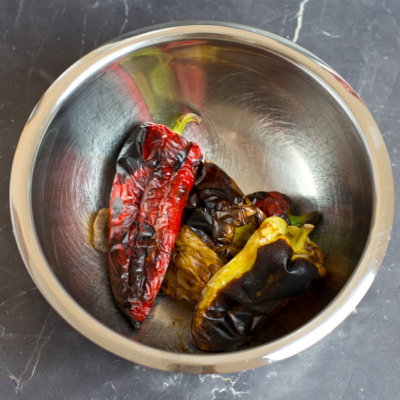 Geröstete Bio-Paprika in einer Schale.