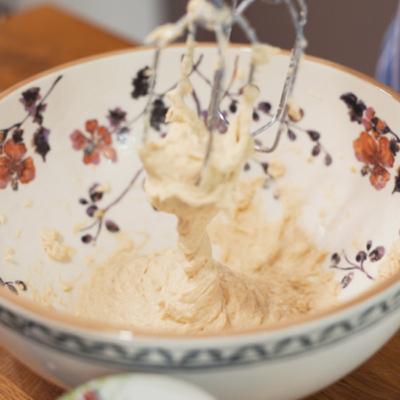 Jemand mixt Teig mit einem Handmixer.