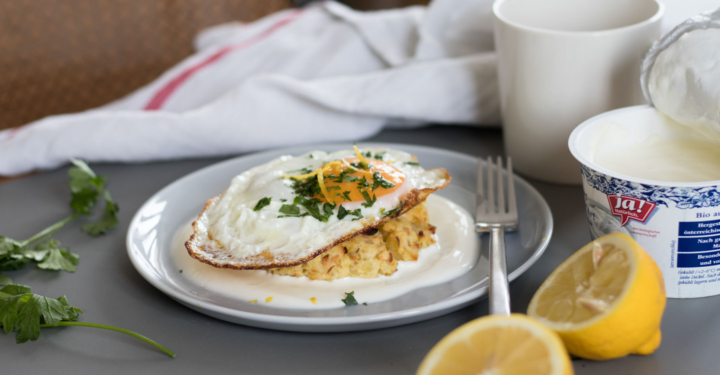 Kartoffel-Törtchen mit griechischem Joghurt und Zitronen-Spiegelei